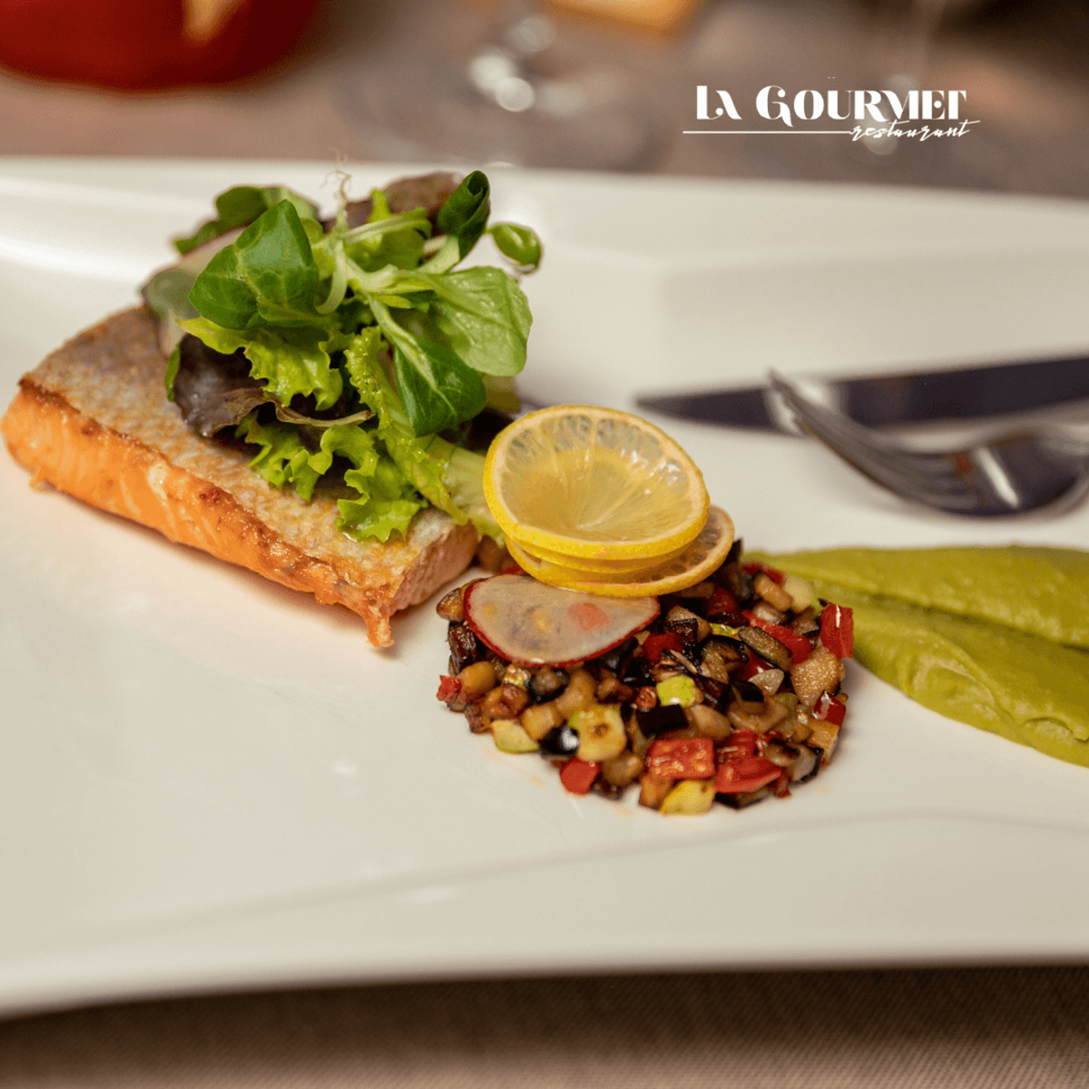 Somon la Cuptor cu Piure de Mazare , Brunoise Din Legume, Sos Butter Lemon